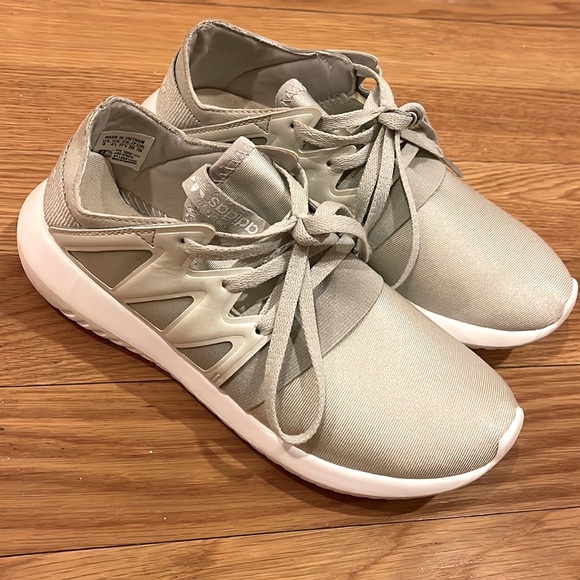 Size 6 Adidas Sneakers, NEW. Never worn before, all new - Picture 1 of 5